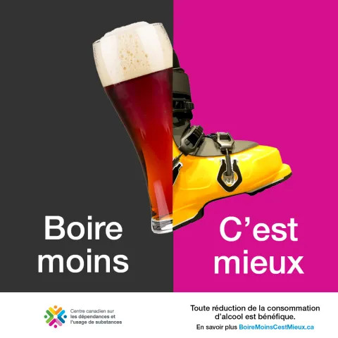 Moitié d’un verre de bière sur fond noir jointe à la pointe d’une botte de ski alpin jaune sur fond magenta; ensemble les deux moitiés forment toute une botte de ski alpin faisant un pas en avant. 