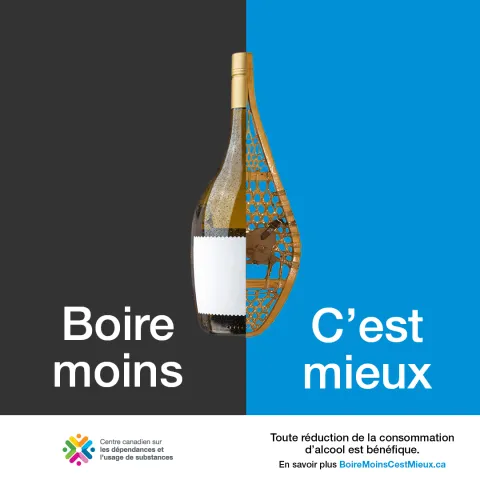 Moitié d’une bouteille de vin sur fond noir jointe à la moitié d’une raquette traditionnelle sur fond bleu pâle; ensemble les deux moitiés forment la silhouette de toute une bouteille de vin ou de toute une raquette.  